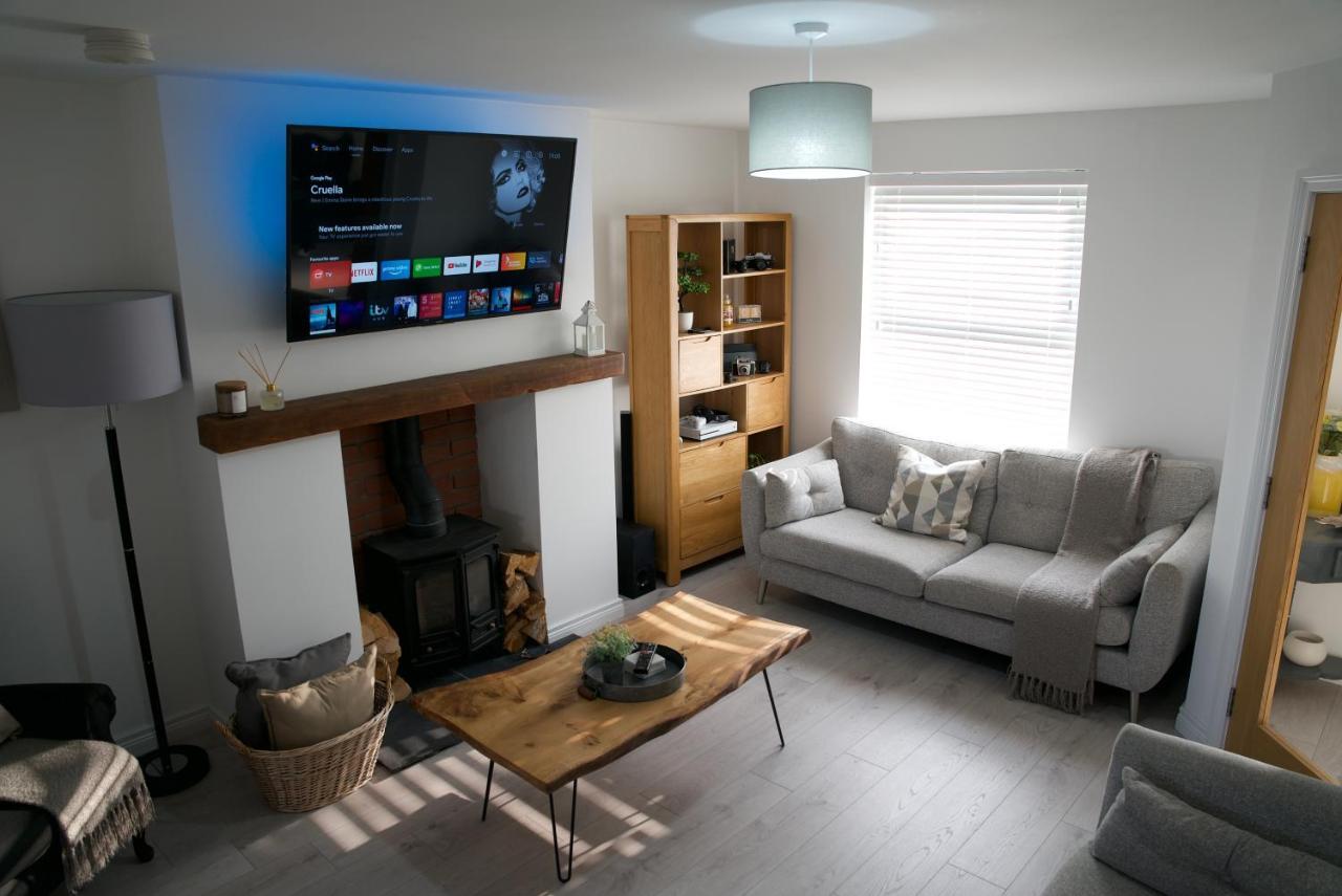 Modern 3 Bedroom Coastal Home Ньюрі Екстер'єр фото